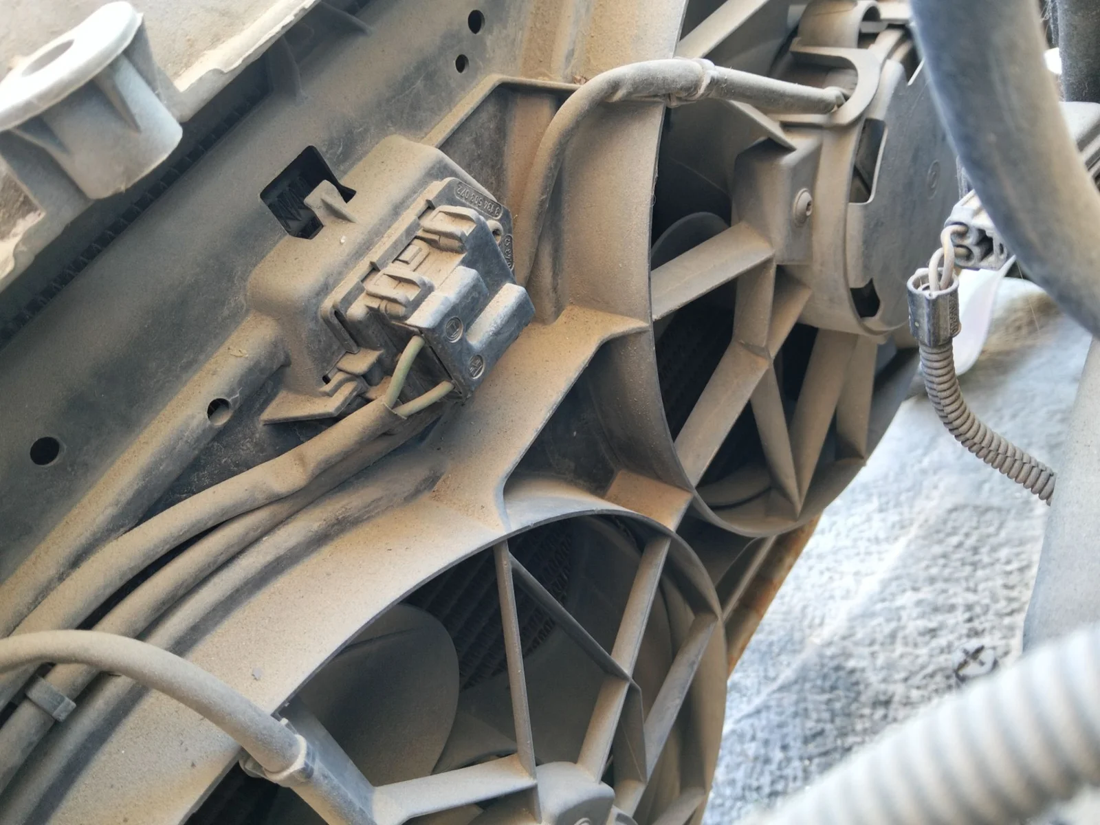 Foto de ELECTROVENTILADOR RADIADOR AIRE ACONDICIONADO FORD FOCUS BERLINA (CAK) 1.6 16V CAT (101 CV / 74 KW)