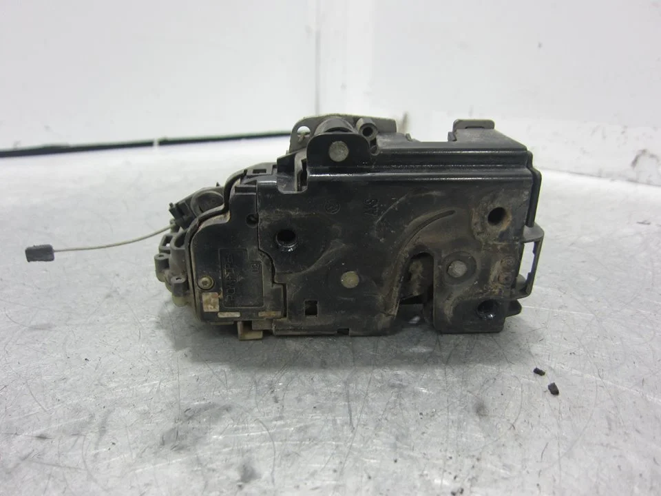 Foto de CERRADURA PUERTA DELANTERA DERECHA SEAT IBIZA (6L1) 1.9 SDI (64 CV / 47 KW) referencia 3B1837016BQ