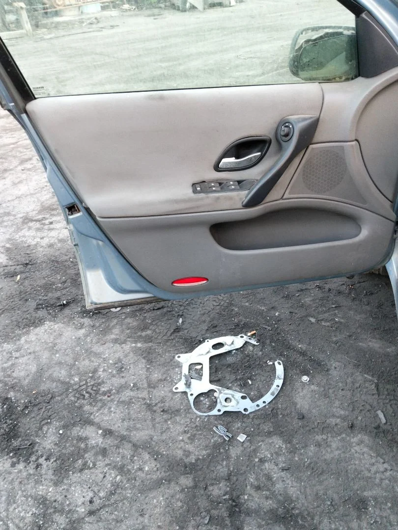Foto de GUARNECIDO PUERTA DELANTERA IZQUIERDA RENAULT LAGUNA II (BG0) 1.9 dCi Diesel CAT (101 CV / 74 KW) referencia 7701049116
