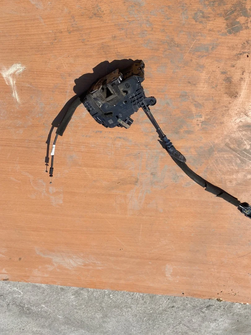 Foto de CERRADURA PUERTA DELANTERA DERECHA RENAULT TWINGO II referencia 825022177R