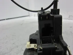 Foto de CERRADURA PUERTA TRASERA DERECHA RENAULT MEGANE I FASE 2 CLASSIC (LA...) 1.4 16V (95 CV / 70 KW) referencia 7700434602 foto 2