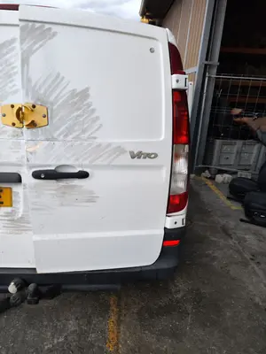 Foto de PORTON TRASERO DERECHO MERCEDES-BENZ VITO FURGÓN (639) 2.1 CDI CAT (109 CV / 80 KW)