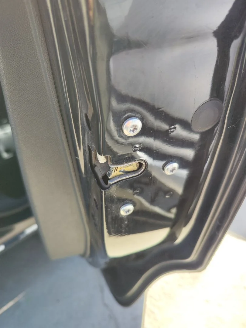 Foto de CERRADURA PUERTA TRASERA DERECHA OPEL CORSA D 1.2 16V CAT (Z 12 XEP / LB4) (80 CV / 59 KW)