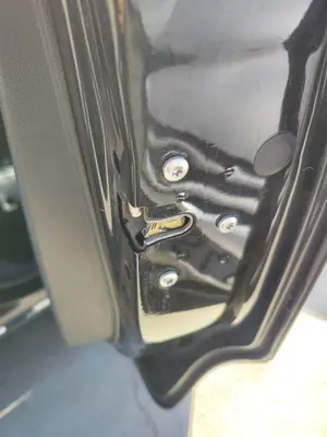 Foto de CERRADURA PUERTA TRASERA DERECHA OPEL CORSA D 1.2 16V CAT (Z 12 XEP / LB4) (80 CV / 59 KW)