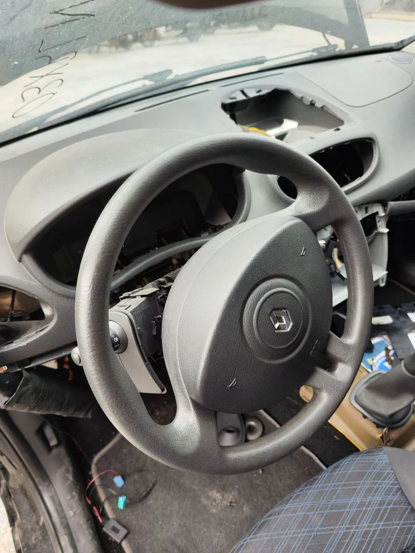 Foto de VOLANTE RENAULT CLIO III 1.2 16V (75 CV / 55 KW)