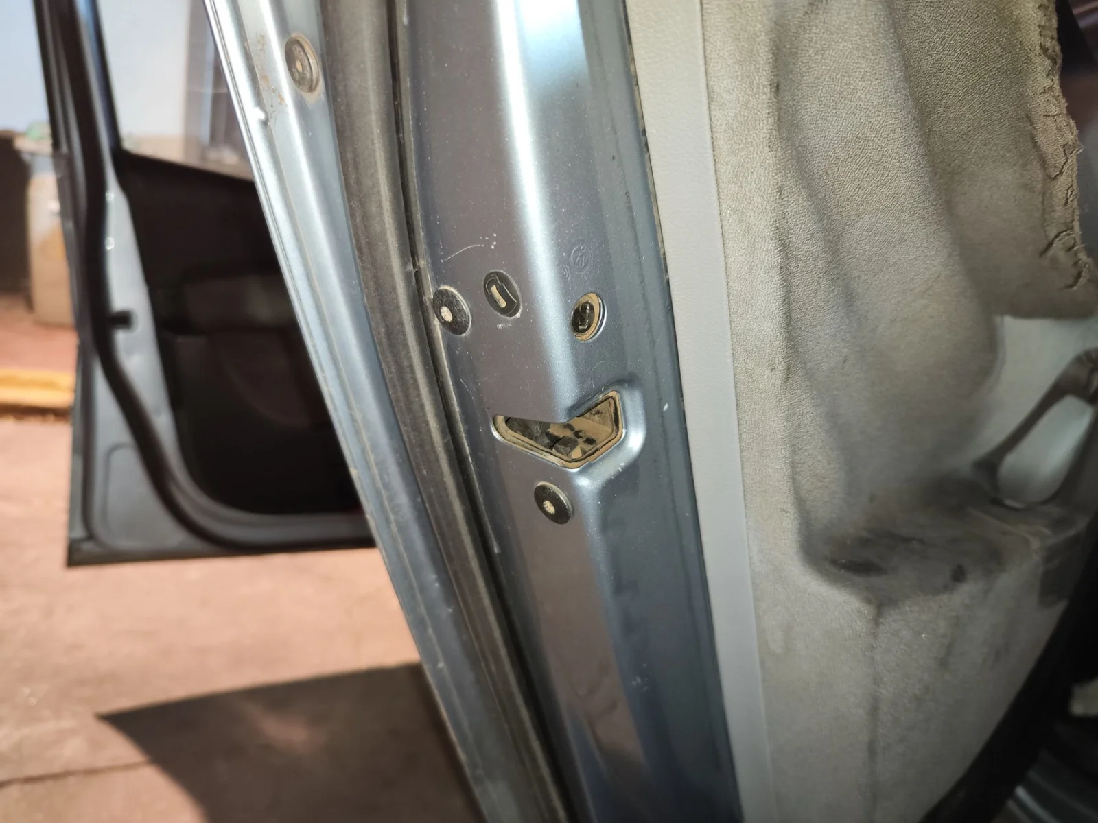 Foto de CERRADURA PUERTA TRASERA IZQUIERDA VOLKSWAGEN PASSAT BERLINA (3C2) 2.0 TDI (140 CV / 103 KW) referencia 3C4839016B