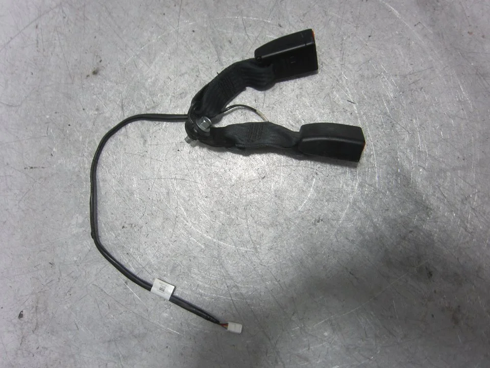 Foto de ENGANCHE CINTURON TRASERO CENTRAL NISSAN MICRA (K14) 0.9 CAT (90 CV / 66 KW) referencia 888435FA0A