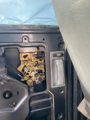 Foto de MANETA INTERIOR TRASERA IZQUIERDA NISSAN SERENA (C23M) 2.3 Diesel (75 CV / 55 KW)