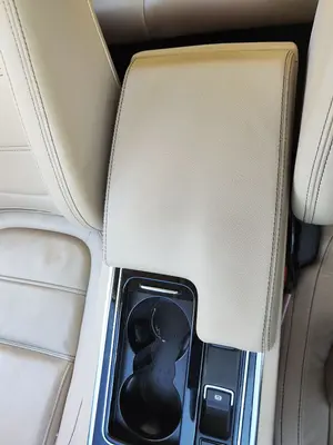 Foto de APOYABRAZOS CENTRAL JAGUAR XE 2.0  Turbo CAT (200 CV / 147 KW) referencia T2H 38141PVJ
