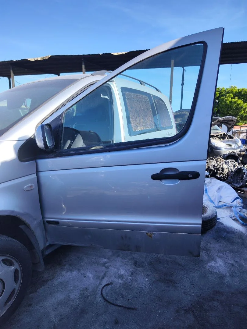 Foto de PUERTA DELANTERA IZQUIERDA MERCEDES-BENZ VANEO (BM 414) COMPACT VAN 1.7 CDI Diesel CAT (75 CV / 55 KW) referencia A4147200005