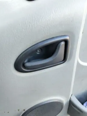 Foto de MANETA INTERIOR DELANTERA DERECHA RENAULT TRAFIC II COMBI 1.9 Diesel (101 CV / 74 KW)