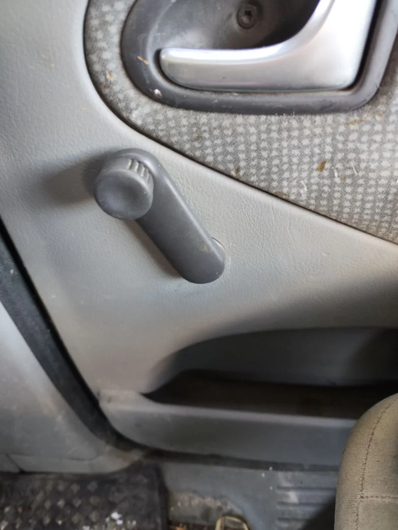 Foto de MANETA ELEVALUNAS TRASERA DERECHA RENAULT SCENIC I (JA...) 1.9 dCi Diesel CAT (102 CV / 75 KW)