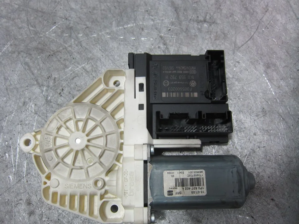 Foto de MOTOR ELEVALUNAS DELANTERO DERECHO SEAT LEON (1P1) 1.9 TDI (105 CV / 77 KW) referencia 1P0837402