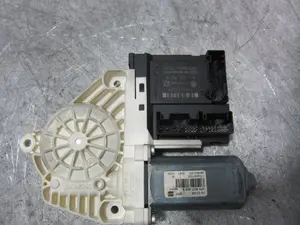 Foto de MOTOR ELEVALUNAS DELANTERO DERECHO SEAT LEON (1P1) 1.9 TDI (105 CV / 77 KW) referencia 1P0837402