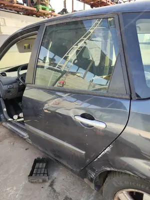 Foto de PUERTA TRASERA IZQUIERDA RENAULT SCENIC II (JM) 1.5 dCi Diesel (106 CV / 78 KW)