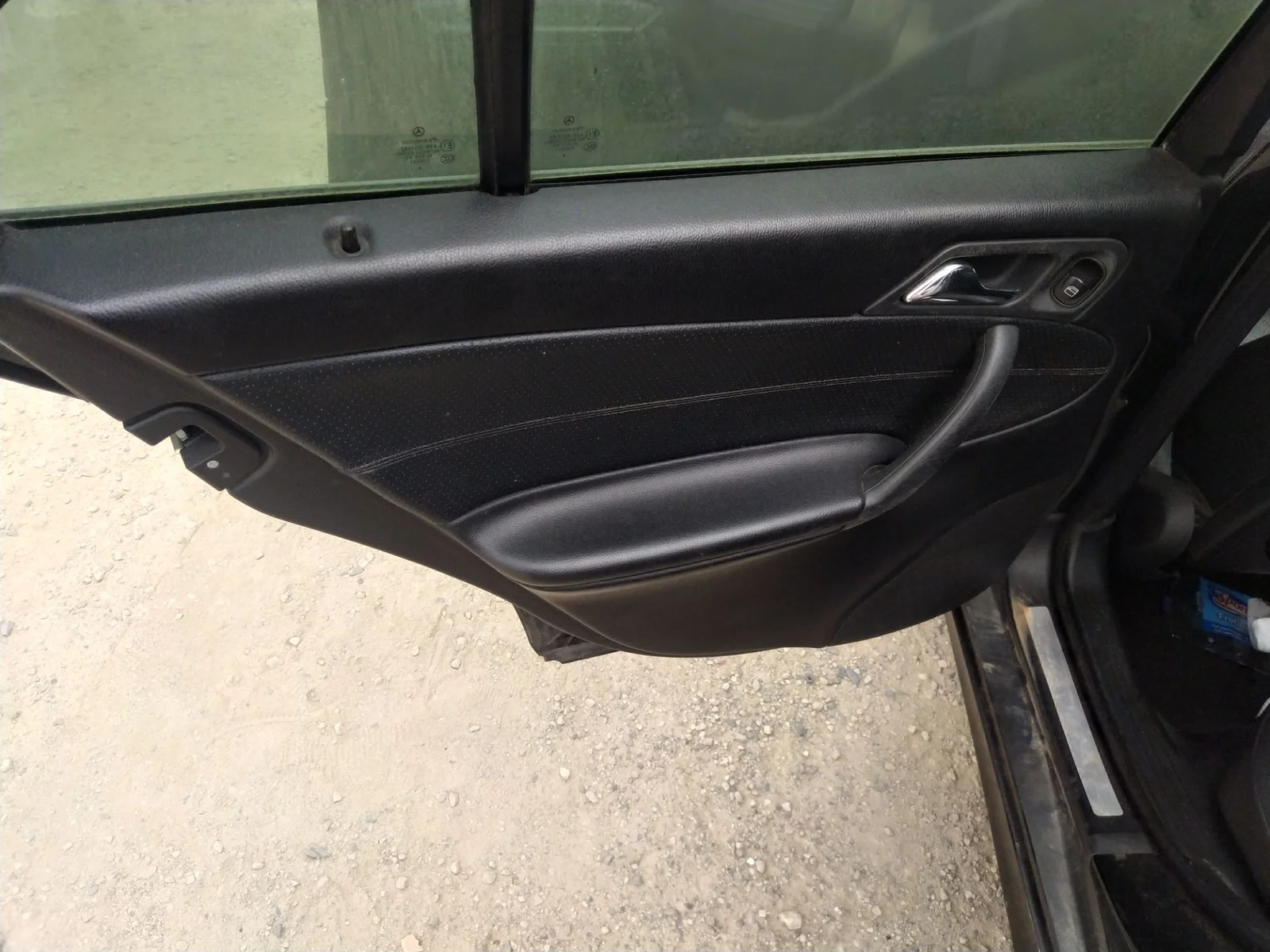 Foto de CERRADURA PUERTA TRASERA IZQUIERDA MERCEDES-BENZ CLASE C (BM 203) BERLINA 2.2 CDI CAT (150 CV / 110 KW) referencia A2037300235