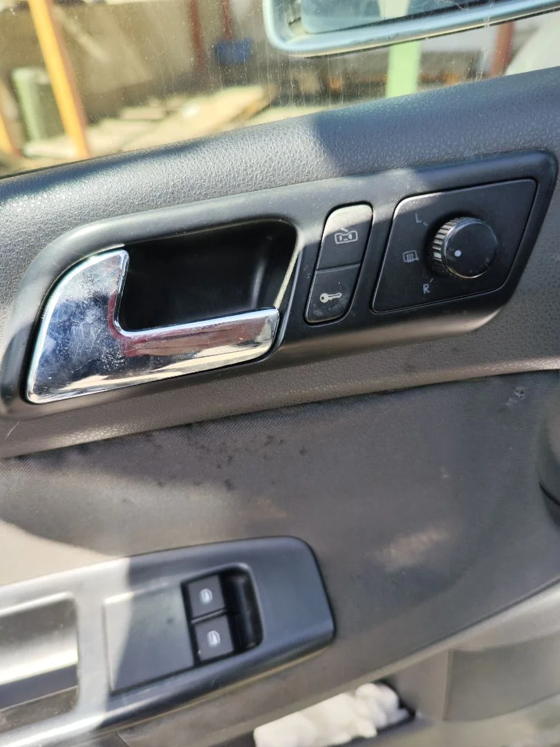 Foto de MANETA INTERIOR DELANTERA IZQUIERDA VOLKSWAGEN POLO IV (9N1) 1.4 16V (75 CV / 55 KW) referencia 6Q1867179R FKZ