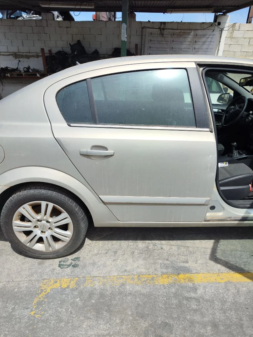 Foto de PUERTA TRASERA DERECHA OPEL ASTRA H BERLINA 1.7 16V CDTI (110 CV / 81 KW) referencia 94712170
