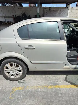 Foto de PUERTA TRASERA DERECHA OPEL ASTRA H BERLINA 1.7 16V CDTI (110 CV / 81 KW) referencia 94712170