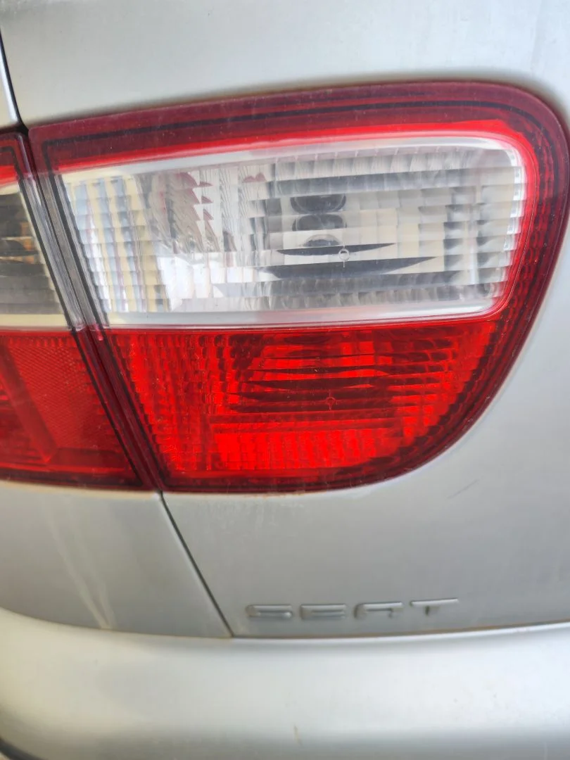 Foto de PILOTO TRASERO IZQUIERDO INTERIOR SEAT LEON (1M1) 1.6 (101 CV / 74 KW)