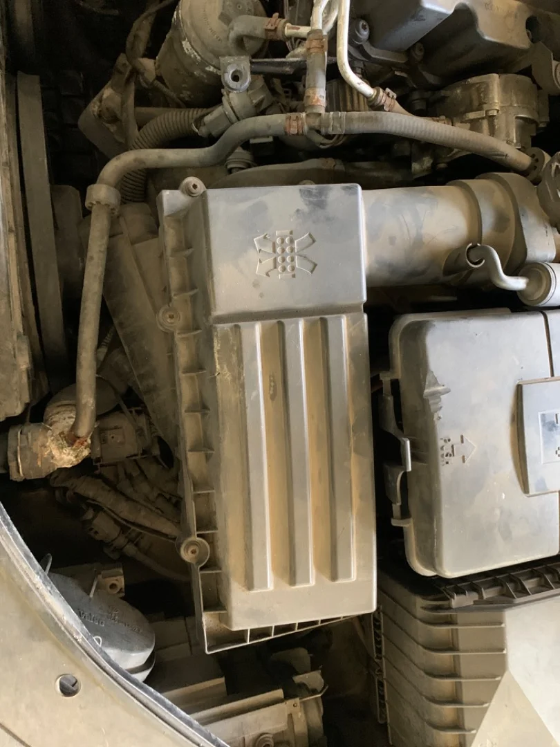 Foto de CAJA FILTRO AIRE VOLKSWAGEN PASSAT VARIANT (3C5) 2.0 TDI (140 CV / 103 KW)