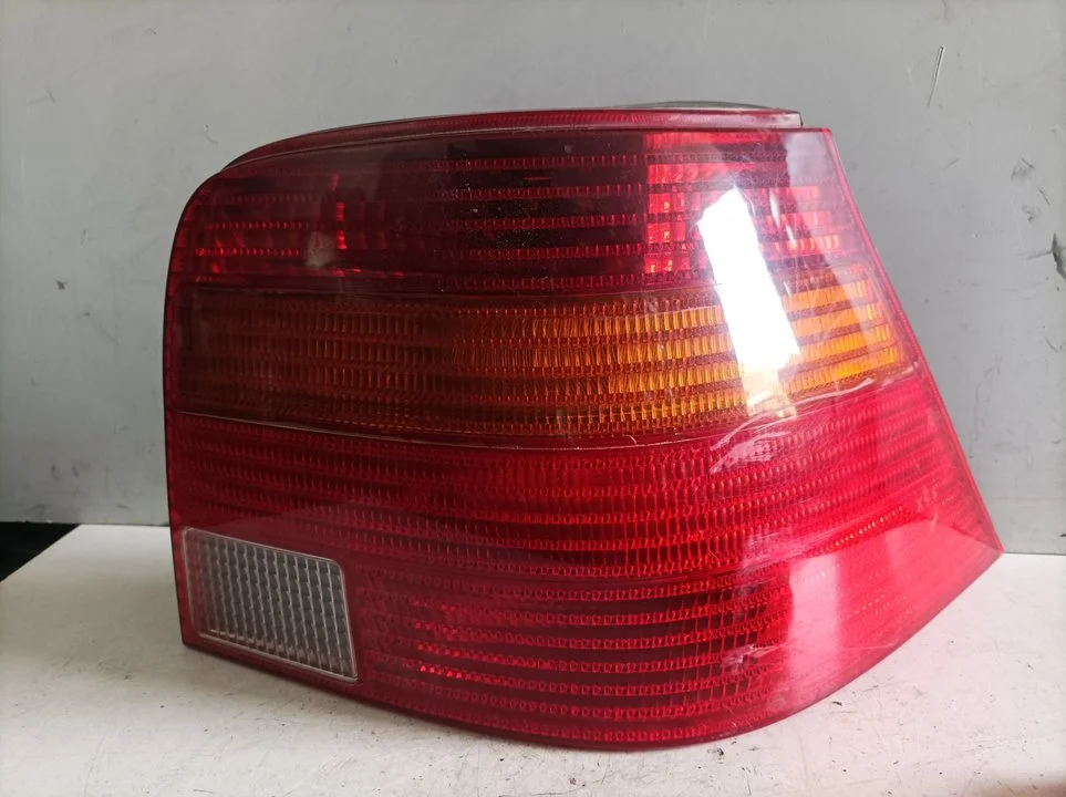 Foto de PILOTO TRASERO DERECHO VOLKSWAGEN GOLF IV BERLINA (1J1)(10.1997) referencia 37740719