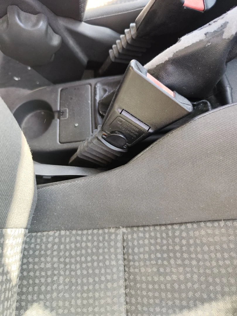 Foto de ENGANCHE CINTURON DELANTERO DERECHO OPEL CORSA C 1.2 16V CAT (Z 12 XE / LW4) (75 CV / 55 KW)