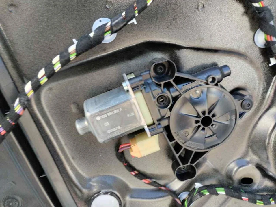 Foto de MOTOR ELEVALUNAS TRASERO IZQUIERDO PORSCHE MACAN (95BA) referencia 5Q0959801A