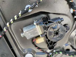 Foto de MOTOR ELEVALUNAS TRASERO IZQUIERDO PORSCHE MACAN (95BA) referencia 5Q0959801A foto 1