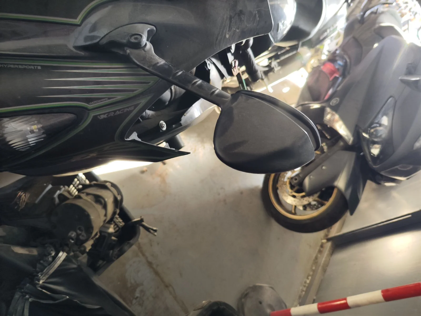 Foto de RETROVISOR IZQUIERDO KAWASAKI ZZR 1400 1441 cm3 - 147.2 kW (0 CV / 0 KW)