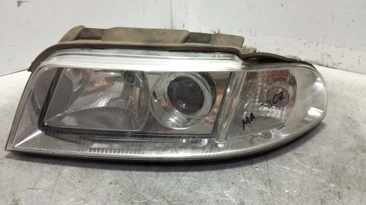 Foto de FARO IZQUIERDO AUDI A4 BERLINA (B5) 1.8 20V (125 CV / 92 KW) referencia 8D0841003AK