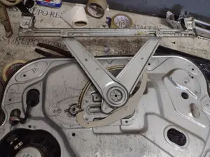Foto de ELEVALUNAS TRASERO IZQUIERDO FORD FOCUS BERLINA (CAP) referencia E521KEOL1 foto 4