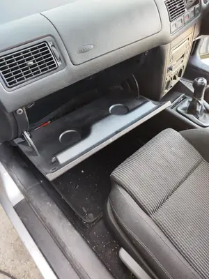 Foto de GUANTERA VOLKSWAGEN GOLF IV BERLINA (1J1)(10.1997) 1.9 TDI (131 CV / 96 KW) foto 2