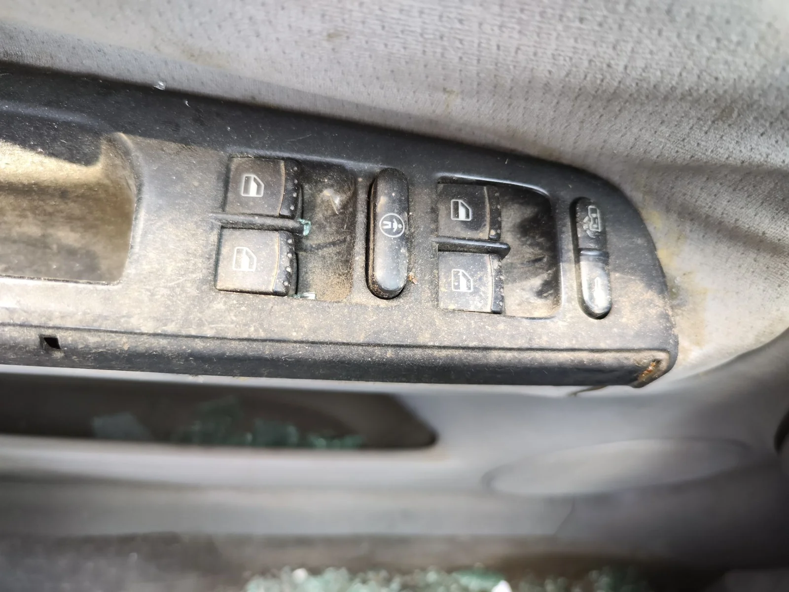 Foto de MANDO ELEVALUNAS DELANTERO IZQUIERDO VOLKSWAGEN PASSAT BERLINA (3B2) 1.9 TDI (116 CV / 85 KW)