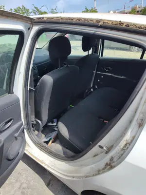 Foto de GOMAS CONTORNO PUERTA RENAULT CLIO III 1.2 16V (75 CV / 55 KW)