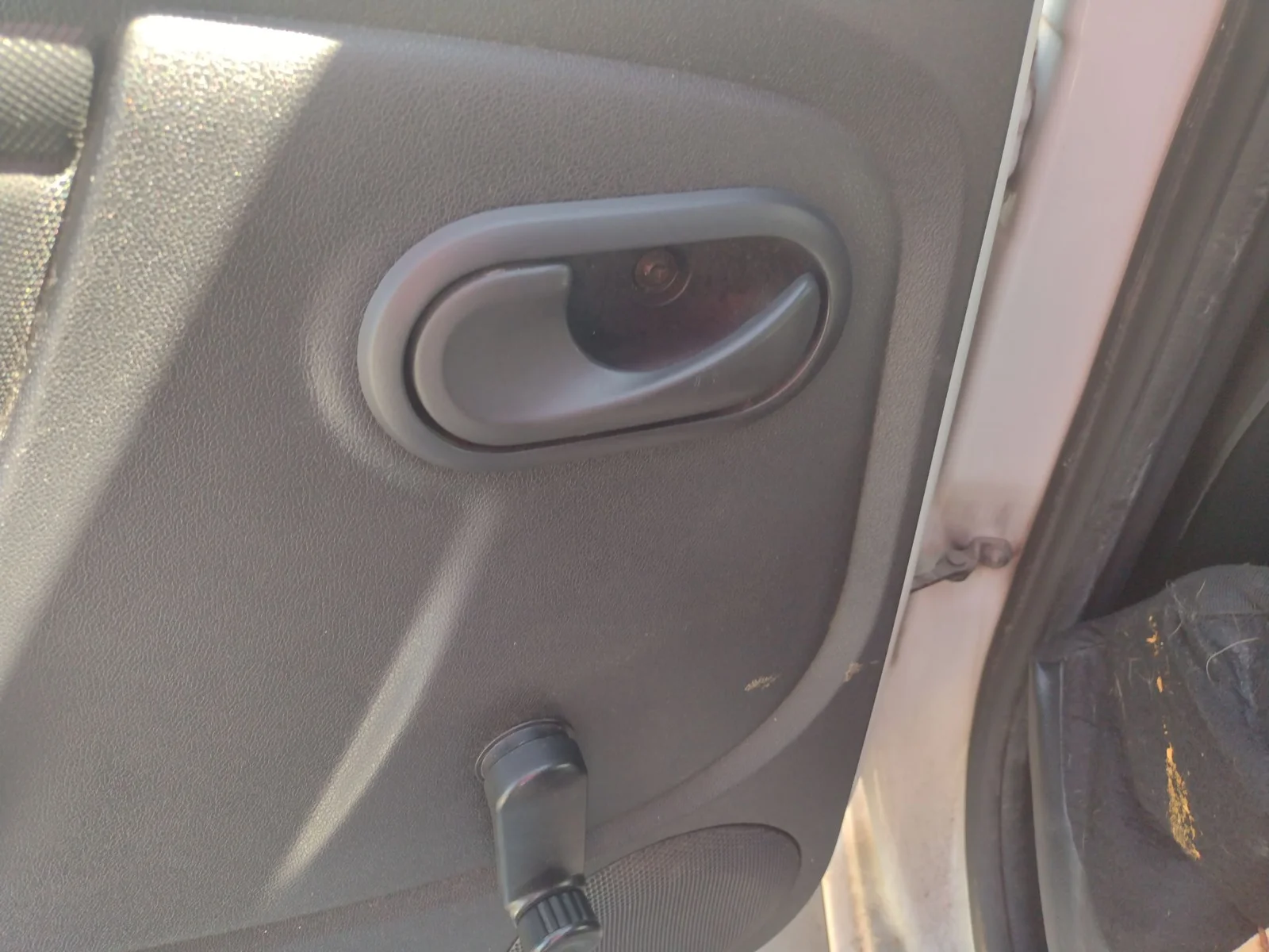 Foto de MANETA INTERIOR TRASERA IZQUIERDA DACIA DUSTER I 1.5 dCi Diesel CAT (86 CV / 63 KW) referencia 8200733848