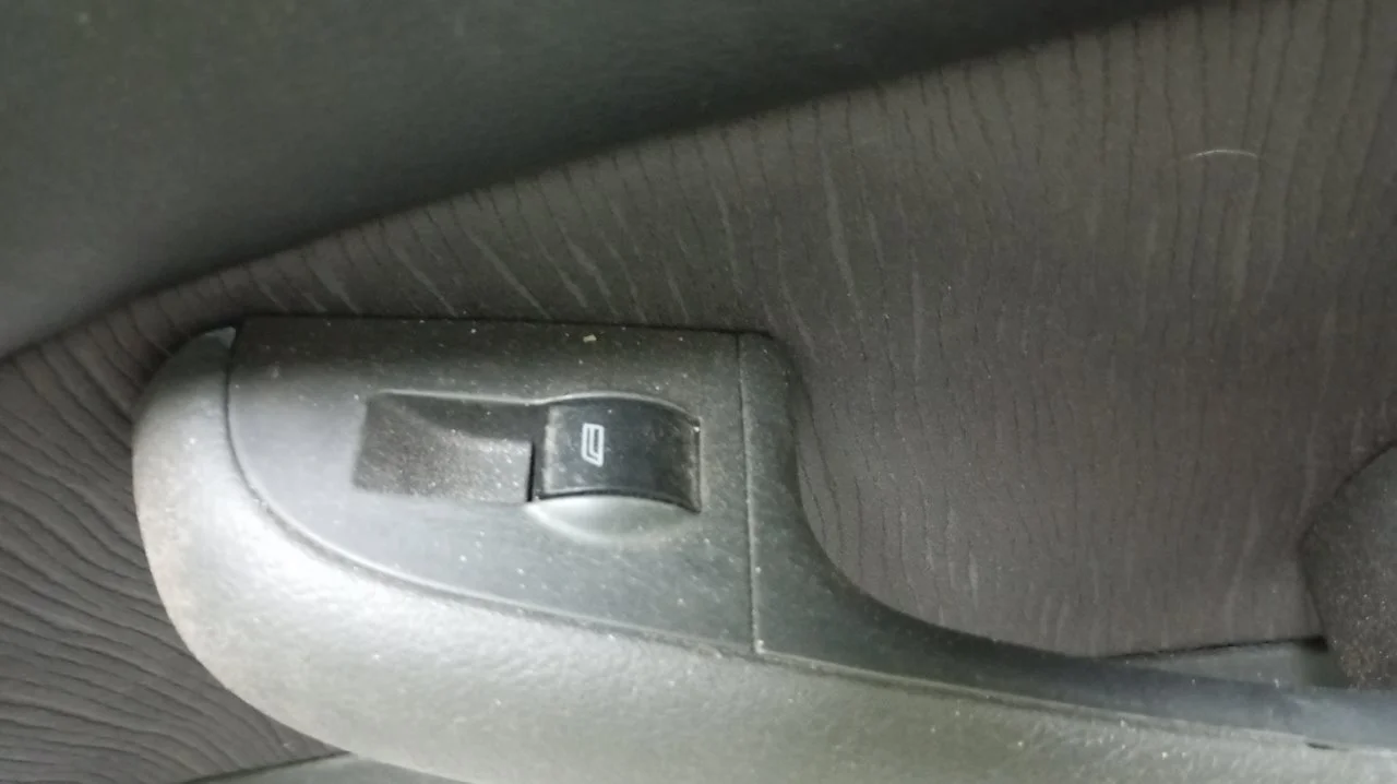 Foto de MANDO ELEVALUNAS DELANTERO DERECHO AUDI A6 BERLINA (4B2) 2.5 V6 24V TDI (150 CV / 110 KW) referencia 4B0959855