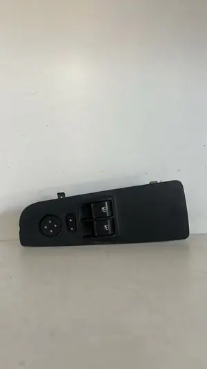 Foto de MANDO ELEVALUNAS DELANTERO DERECHO FIAT GRANDE PUNTO (199) referencia 735380444