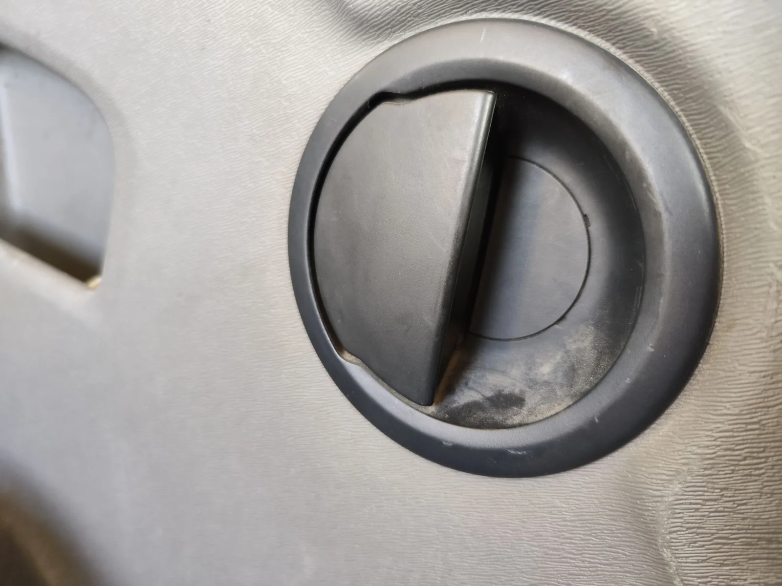 Foto de MANETA INTERIOR TRASERA IZQUIERDA RENAULT KANGOO II (F/KW0) 1.5 dCi Diesel CAT (86 CV / 63 KW) referencia 8200497432
