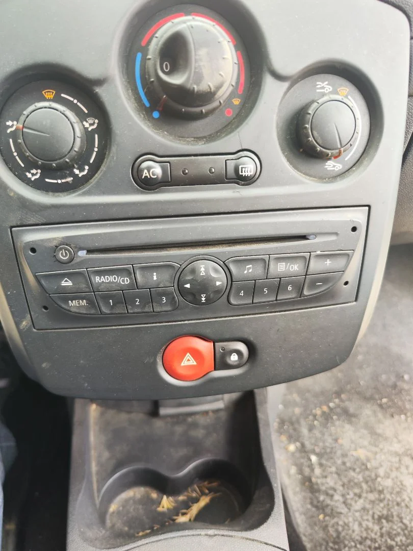Foto de SISTEMA AUDIO / RADIO CD RENAULT CLIO III 1.2 16V (75 CV / 55 KW)