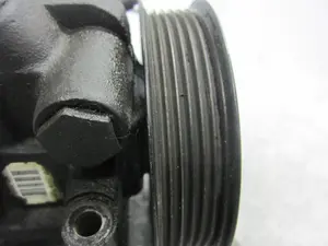 Foto de BOMBA DIRECCION FORD FOCUS FAMILIAR (CAK) 1.6 16V CAT (101 CV / 74 KW) foto 3