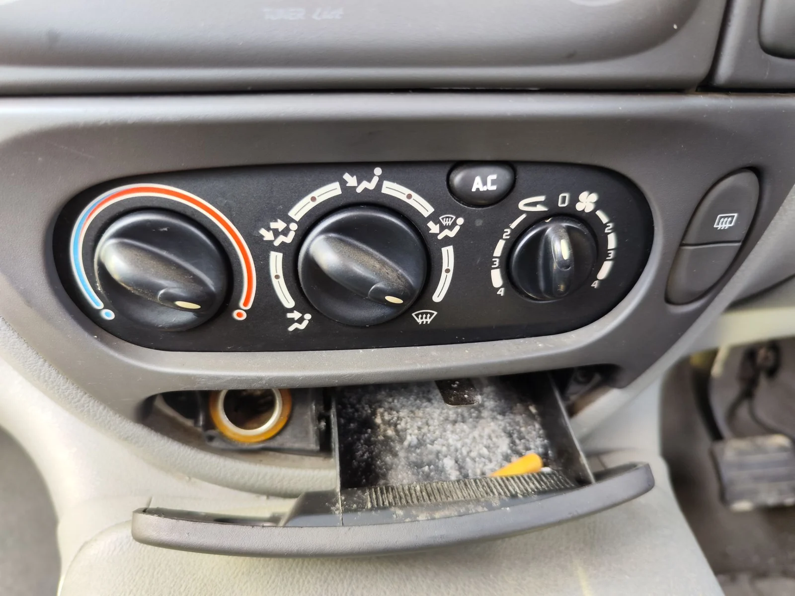 Foto de MANDO CALEFACCION / AIRE ACONDICIONADO RENAULT SCENIC I (JA...) 1.9 dCi Diesel CAT (102 CV / 75 KW) referencia 7701048378
