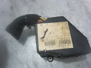 Foto de CAJA RELES / FUSIBLES VOLKSWAGEN GOLF IV BERLINA (1J1)(10.1997) 1.9 TDI (101 CV / 74 KW) referencia 8D1941824 foto 4
