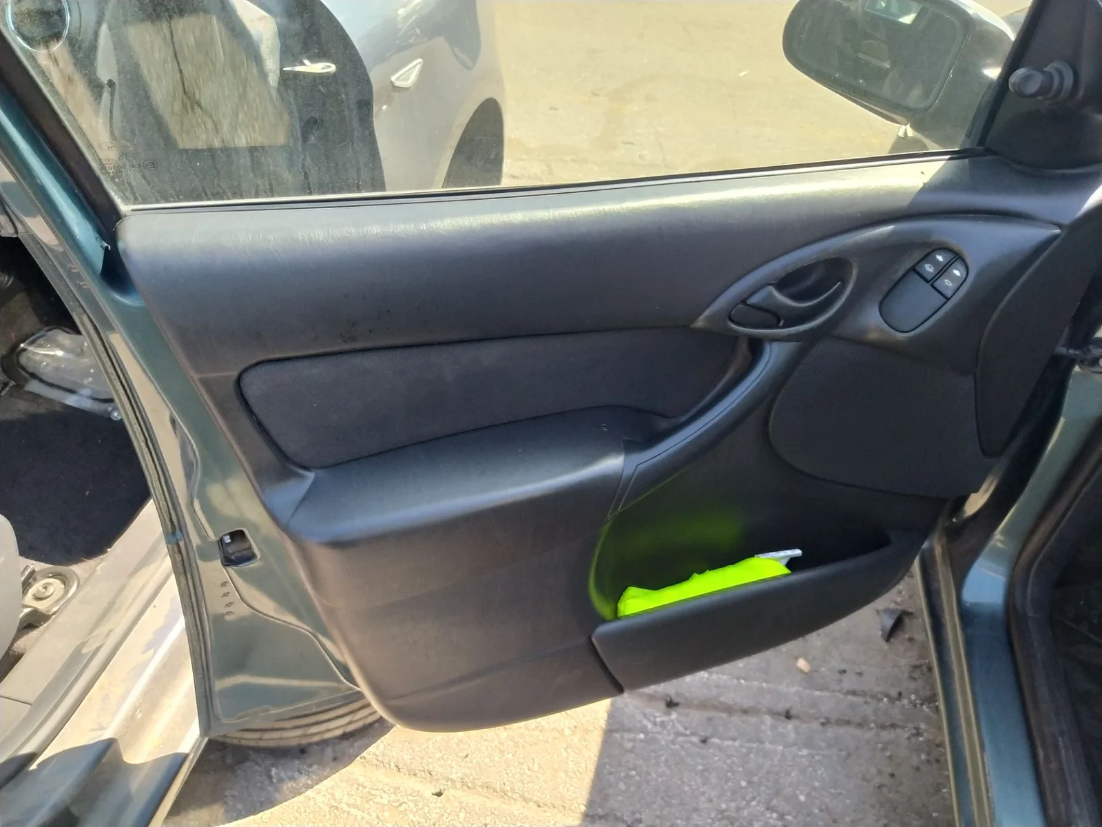 Foto de MANETA INTERIOR DELANTERA IZQUIERDA FORD FOCUS BERLINA (CAK) 1.8 TDCi CAT (101 CV / 74 KW) referencia 1097635