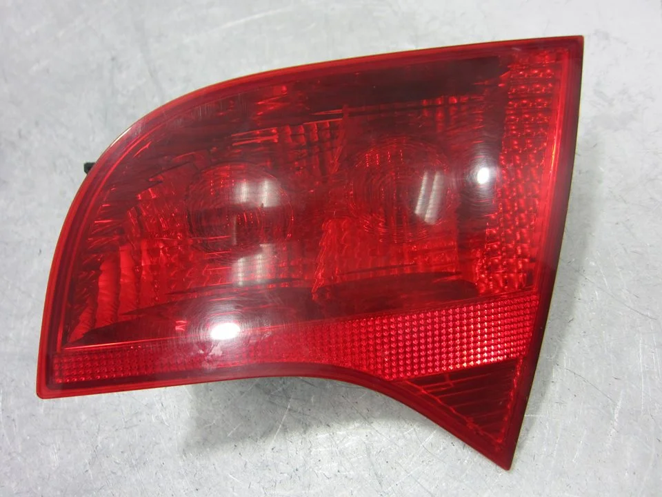 Foto de PILOTO TRASERO DERECHO INTERIOR AUDI A4 AVANT (8E) 2.5 V6 24V TDI (163 CV / 120 KW) referencia 8E9945094