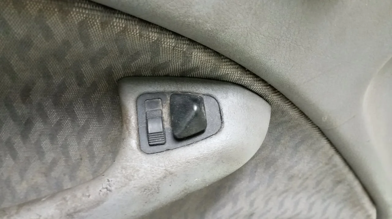 Foto de MANDO RETROVISOR BMW SERIE 3 BERLINA (E46) 2.0 16V Diesel CAT (136 CV / 100 KW) referencia 61318373691