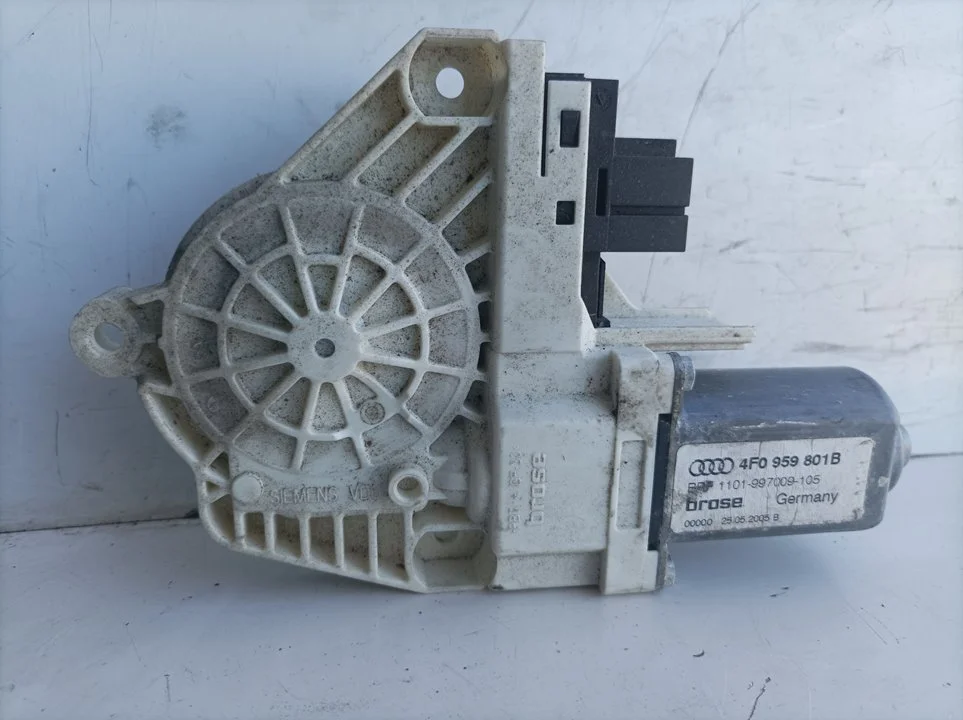Foto de MOTOR ELEVALUNAS DELANTERO IZQUIERDO AUDI A6 BERLINA (4F2) 3.0 V6 24V TDI (224 CV / 165 KW) referencia 4F0959801B
