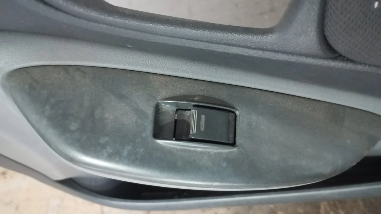 Foto de MANDO ELEVALUNAS DELANTERO DERECHO TOYOTA YARIS (NCP1/NLP1/SCP1) referencia 8481012080