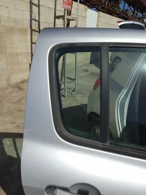 Foto de LUNA CUSTODIA TRASERA DERECHA RENAULT CLIO III 1.4 16V (98 CV / 72 KW)