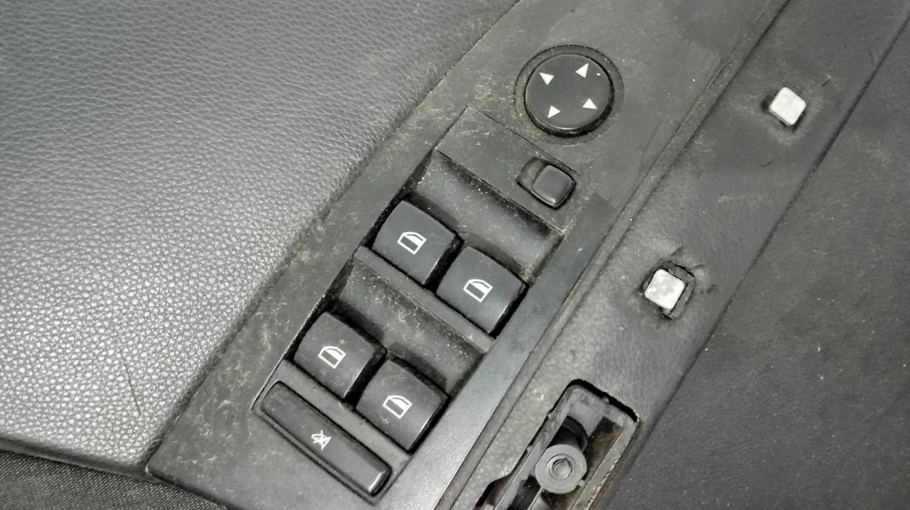 Foto de MANDO ELEVALUNAS DELANTERO IZQUIERDO BMW SERIE 5 BERLINA (E60) 2.5 24V Turbodiesel CAT (177 CV / 130 KW) referencia 6951904